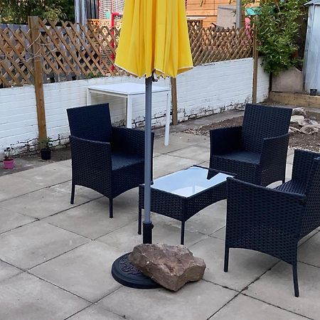 Private Lounge And Double Room Kilwinning エクステリア 写真