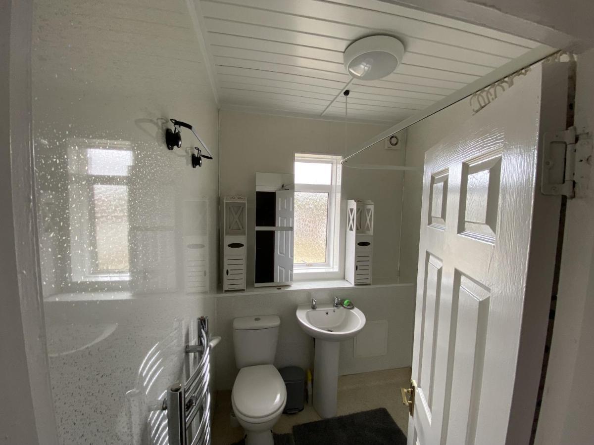 Private Lounge And Double Room Kilwinning エクステリア 写真