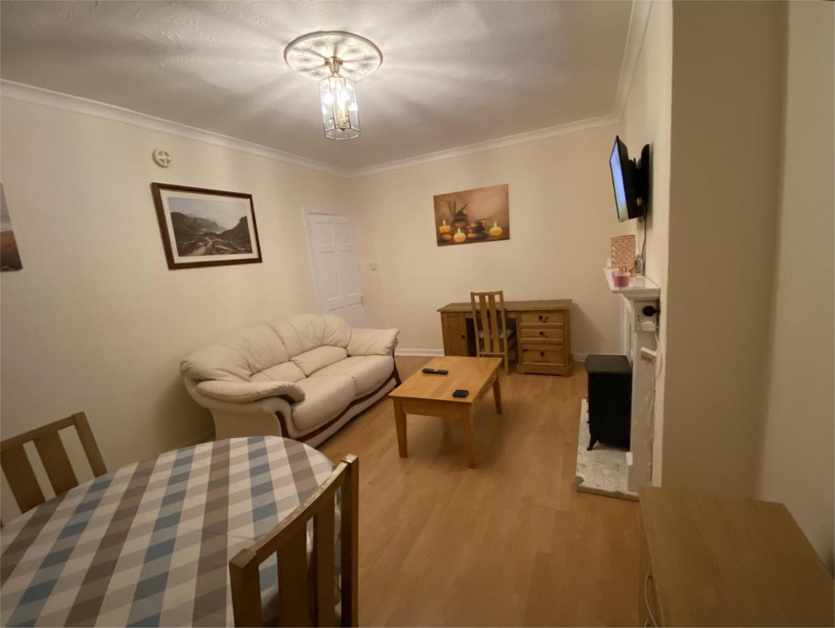 Private Lounge And Double Room Kilwinning エクステリア 写真