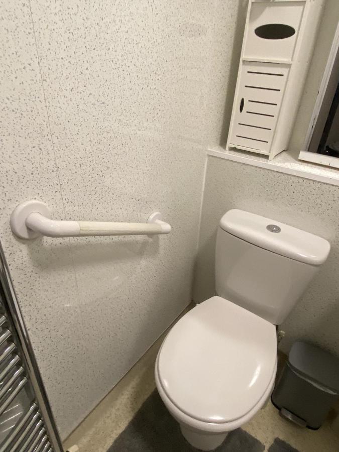 Private Lounge And Double Room Kilwinning エクステリア 写真