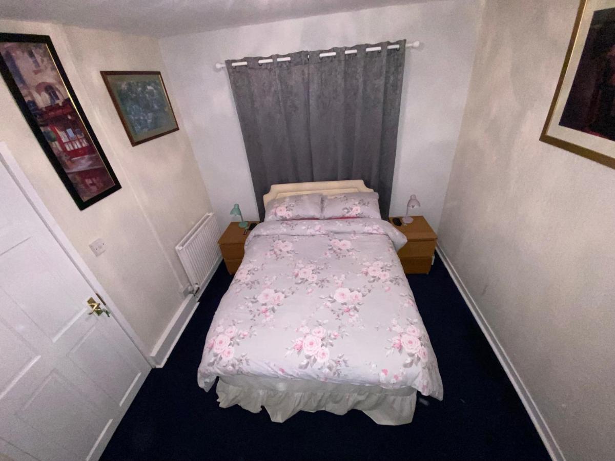 Private Lounge And Double Room Kilwinning エクステリア 写真