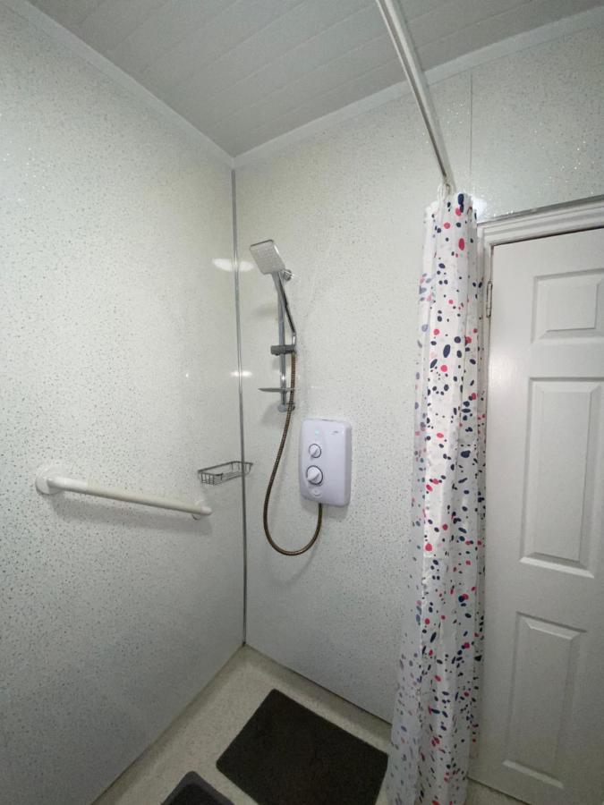 Private Lounge And Double Room Kilwinning エクステリア 写真